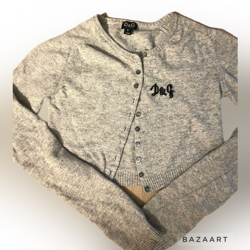 D&G wool blend thin cropped cardigan with ribbon logo appliqué.